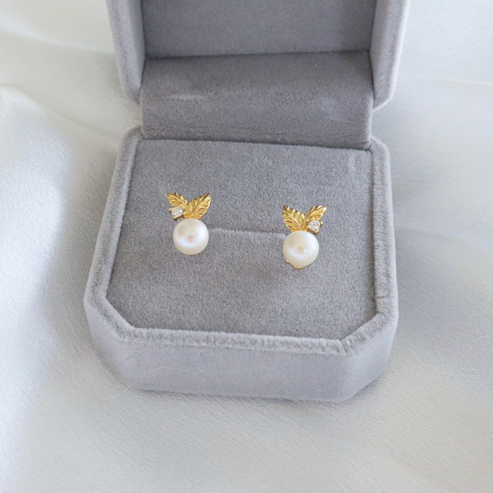 Pearlpals 6mm pearl stud earrings with gold leaves and zircon