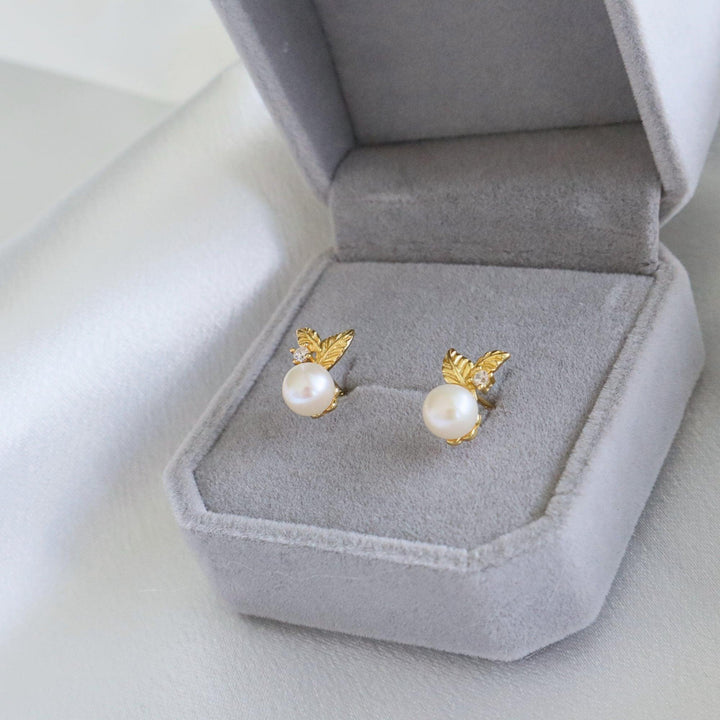 Pearlpals 6mm pearl stud earrings with gold leaves and zircon