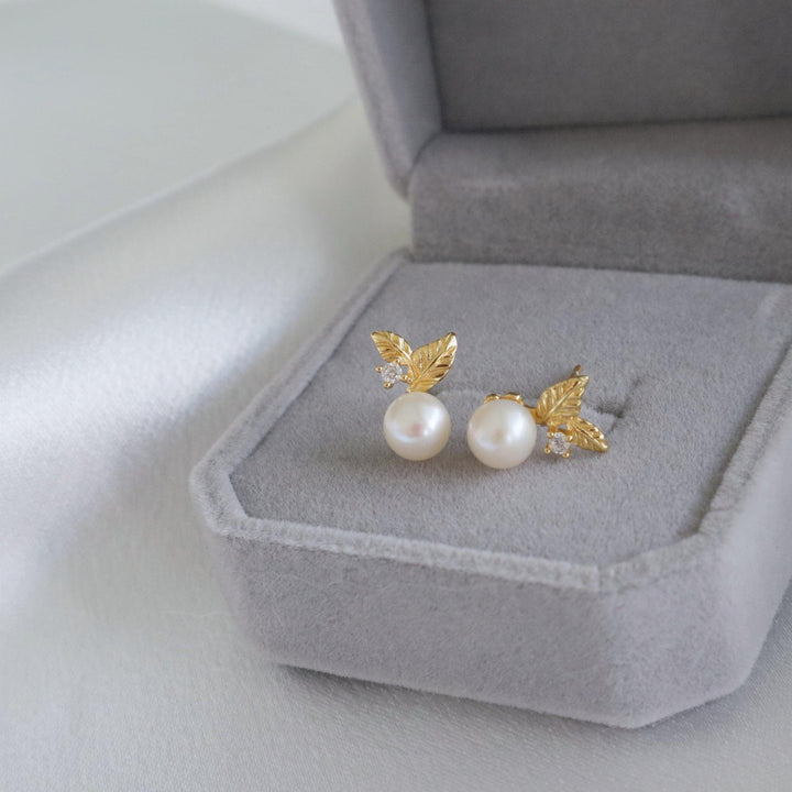 Pearlpals 6mm pearl stud earrings with gold leaves and zircon