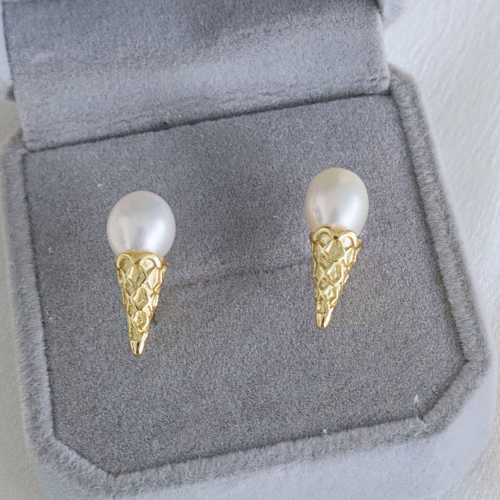 Pearlpals pearl stud earrings in gold ice cream shape