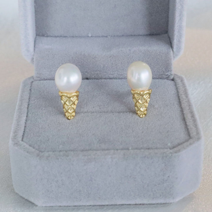 Pearlpals pearl stud earrings in gold ice cream shape