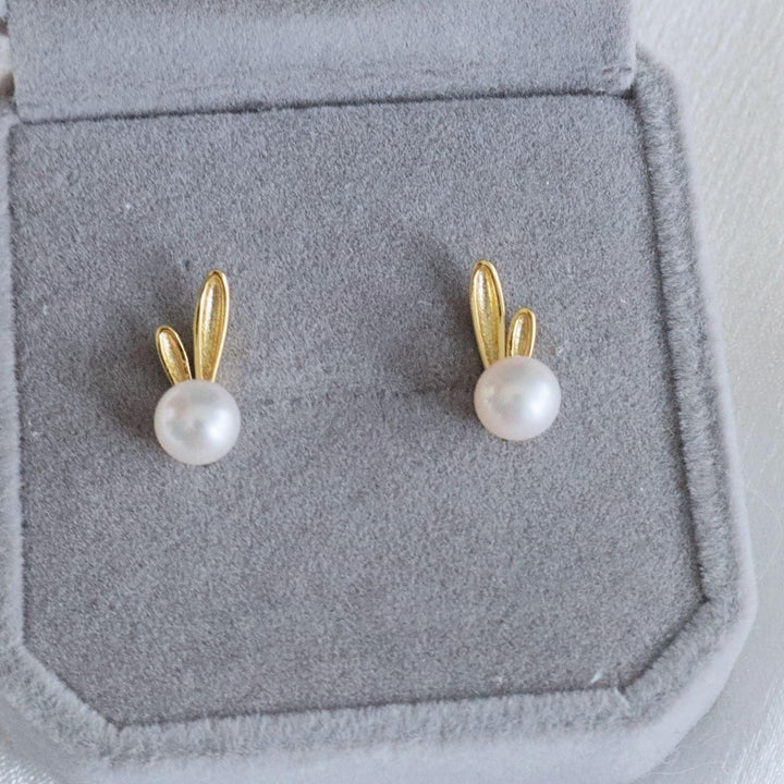 Pearlpals 5mm freshwater pearl stud earrings in gold plated on silver Bunny look