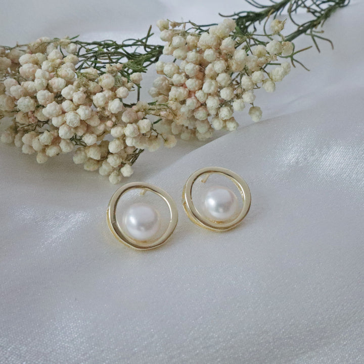 Pearlpals 7mm freshwater button pearls stud earrings in gold vermeil circle shape.