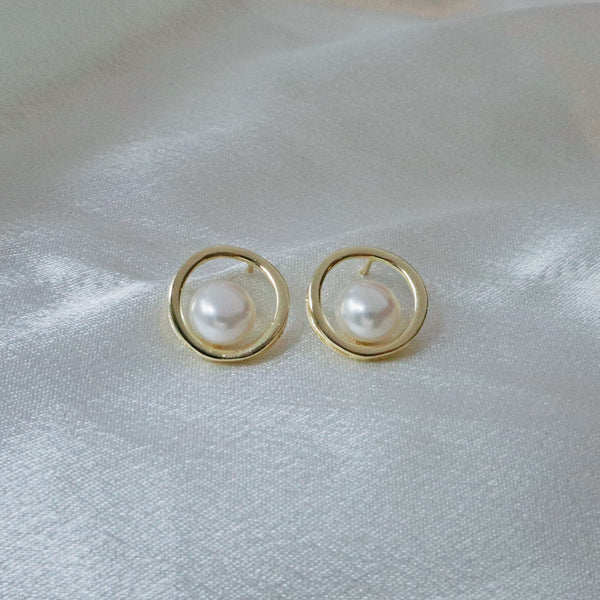 Pearlpals 7mm freshwater button pearls stud earrings in gold vermeil circle shape.