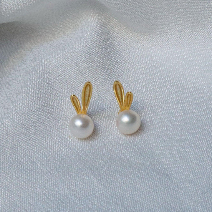 Pearlpals 5mm freshwater pearl stud earrings in gold plated on silver Bunny look