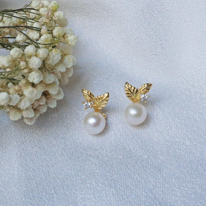 Pearlpals 6mm pearl stud earrings with gold leaves and zircon