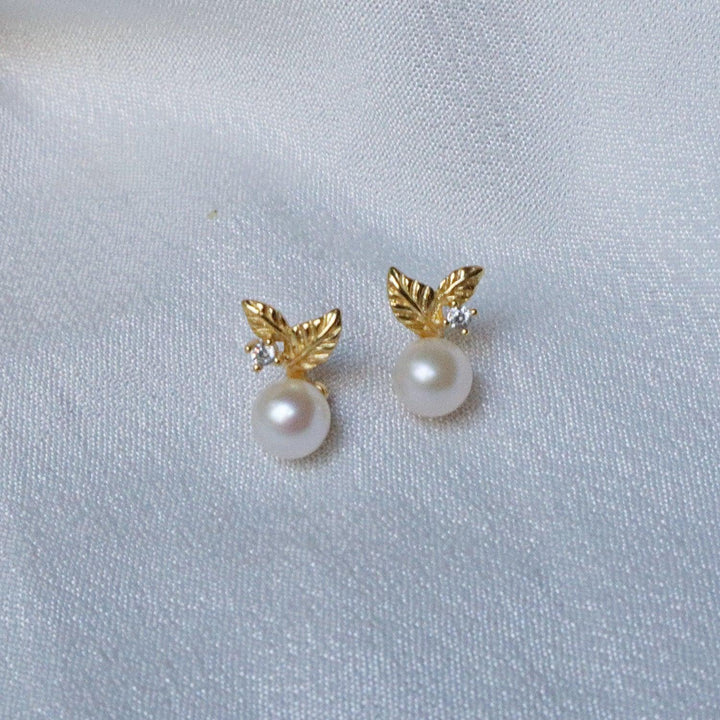 Pearlpals 6mm pearl stud earrings with gold leaves and zircon