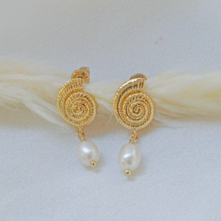 Pearlpals Gold-plated earrings with nautilus shell-shaped tops and a 5.5mm pearl drop