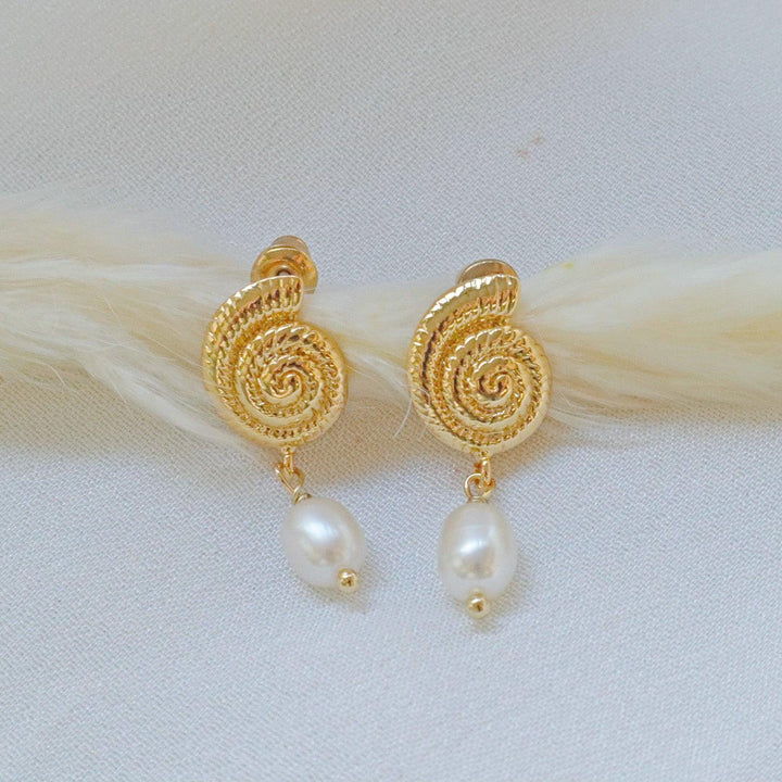 Pearlpals Gold-plated earrings with nautilus shell-shaped tops and a 5.5mm pearl drop