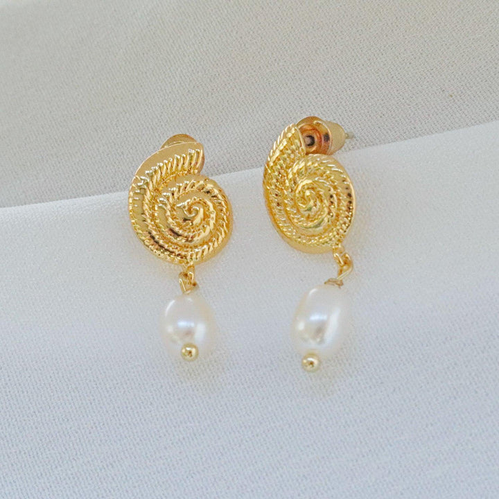 Pearlpals Gold-plated earrings with nautilus shell-shaped tops and a 5.5mm pearl drop