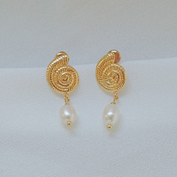 Pearlpals Gold-plated earrings with nautilus shell-shaped tops and a 5.5mm pearl drop