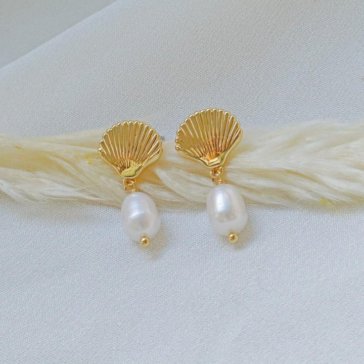 Pearlpals Gold-plated earrings with a shell-shaped top and a 5.5mm pearl drop