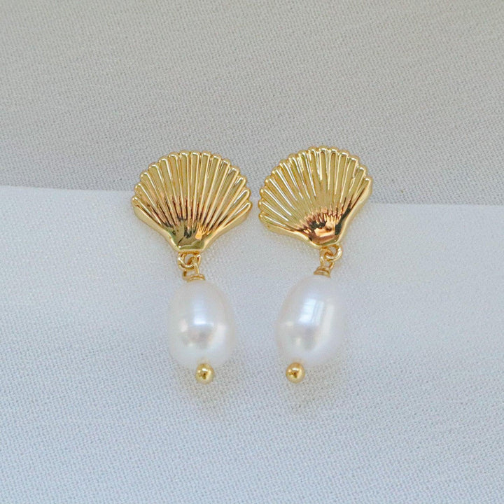 Pearlpals Gold-plated earrings with a shell-shaped top and a 5.5mm pearl drop