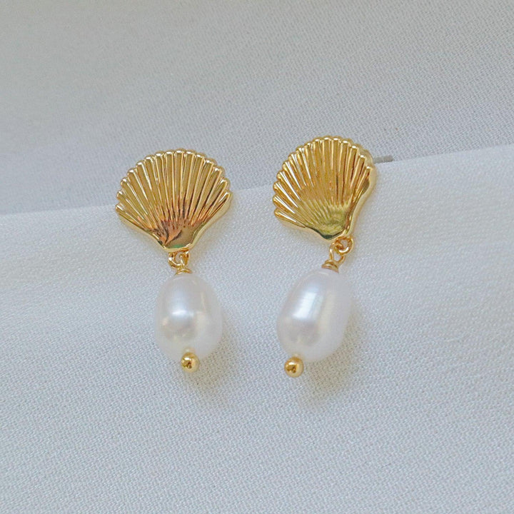 Pearlpals Gold-plated earrings with a shell-shaped top and a 5.5mm pearl drop