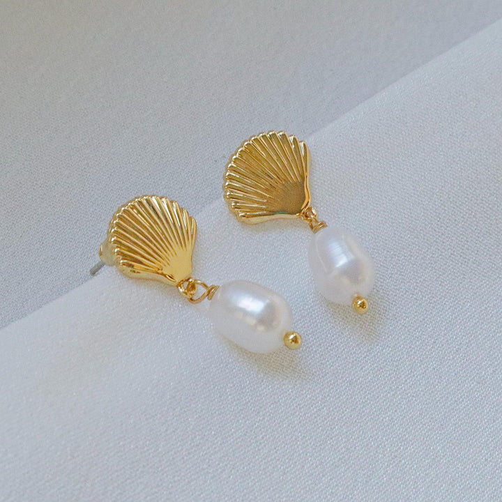 Pearlpals Gold-plated earrings with a shell-shaped top and a 5.5mm pearl drop