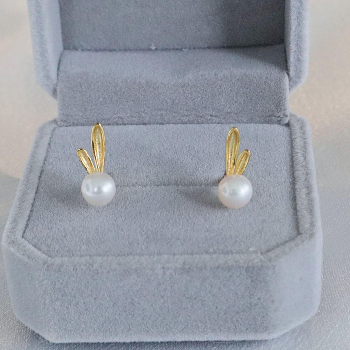 Pearlpals 5mm freshwater pearl stud earrings in gold plated on silver Bunny look