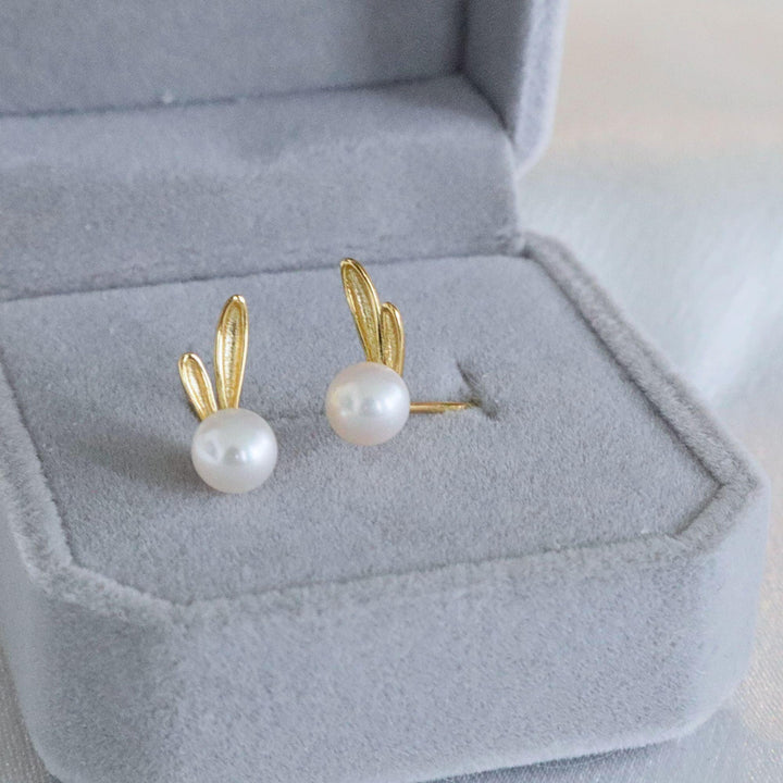 Pearlpals 5mm freshwater pearl stud earrings in gold plated on silver Bunny look