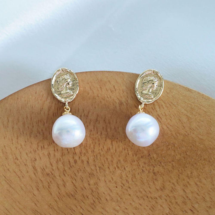 Gold coins with queen profile, and 11mm baroque pearls earrings