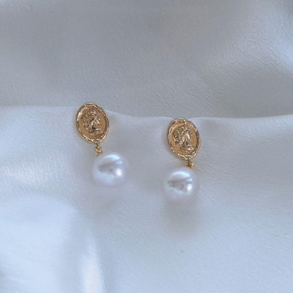 Gold coins with queen profile, and 11mm baroque pearls earrings