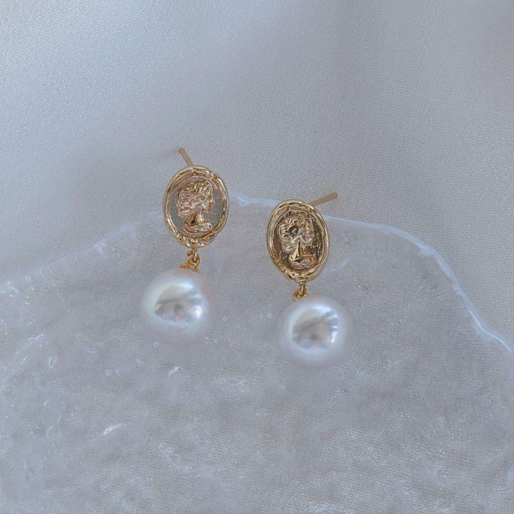 Gold coins with queen profile, and 11mm baroque pearls earrings