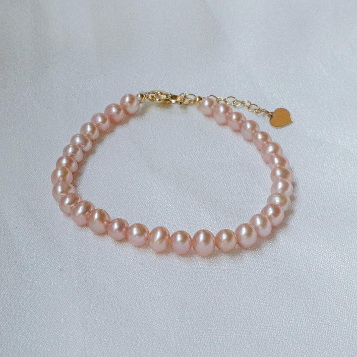 Pearlpals The pink freshwater pearl bracelet crafted from gold-plated materials.