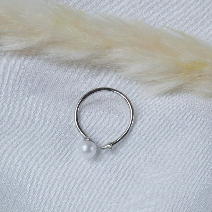 Pearlpals Sterling silver open ring with an arrow design pointing towards a high quality pearl