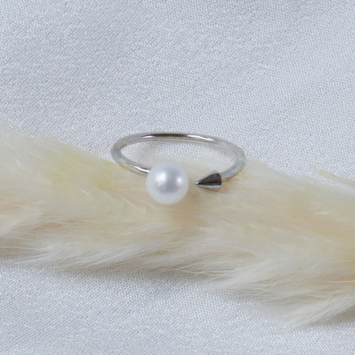 Pearlpals Sterling silver open ring with an arrow design pointing towards a high quality pearl