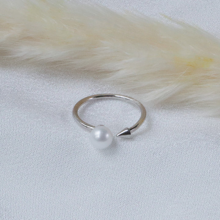 Pearlpals Sterling silver open ring with an arrow design pointing towards a high quality pearl