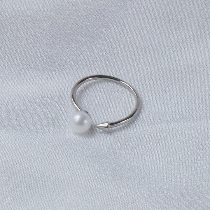 Pearlpals Sterling silver open ring with an arrow design pointing towards a high quality pearl