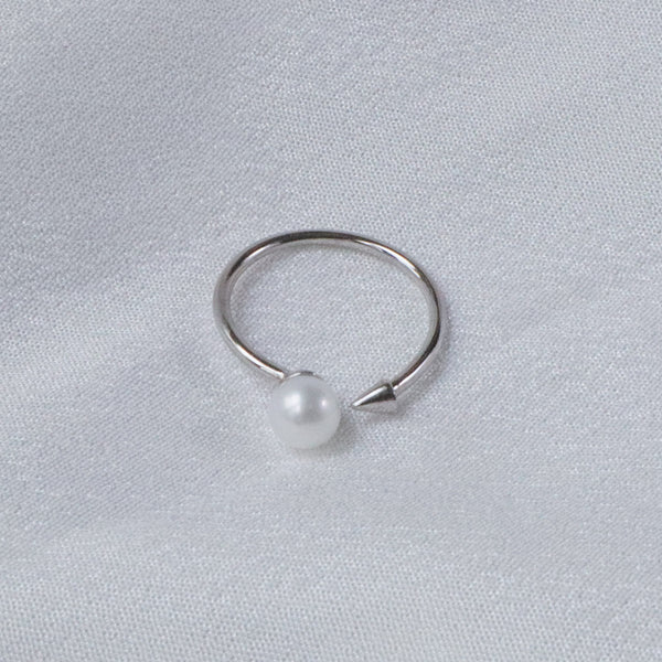 Pearlpals Sterling silver open ring with an arrow design pointing towards a high quality pearl